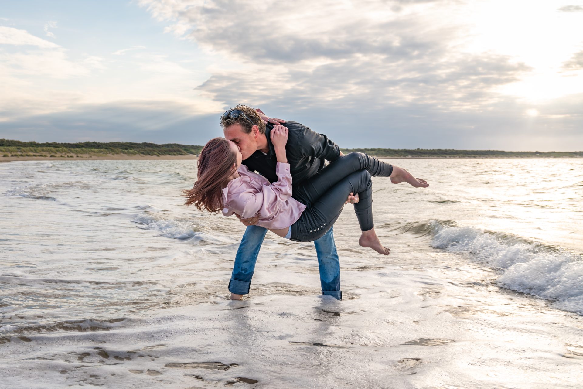 Fotoshoot partners op het strand, Brouwersdam