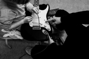 Documentaire fotografie bij de muziekschool Zeeland, met focus op gitaarlessen