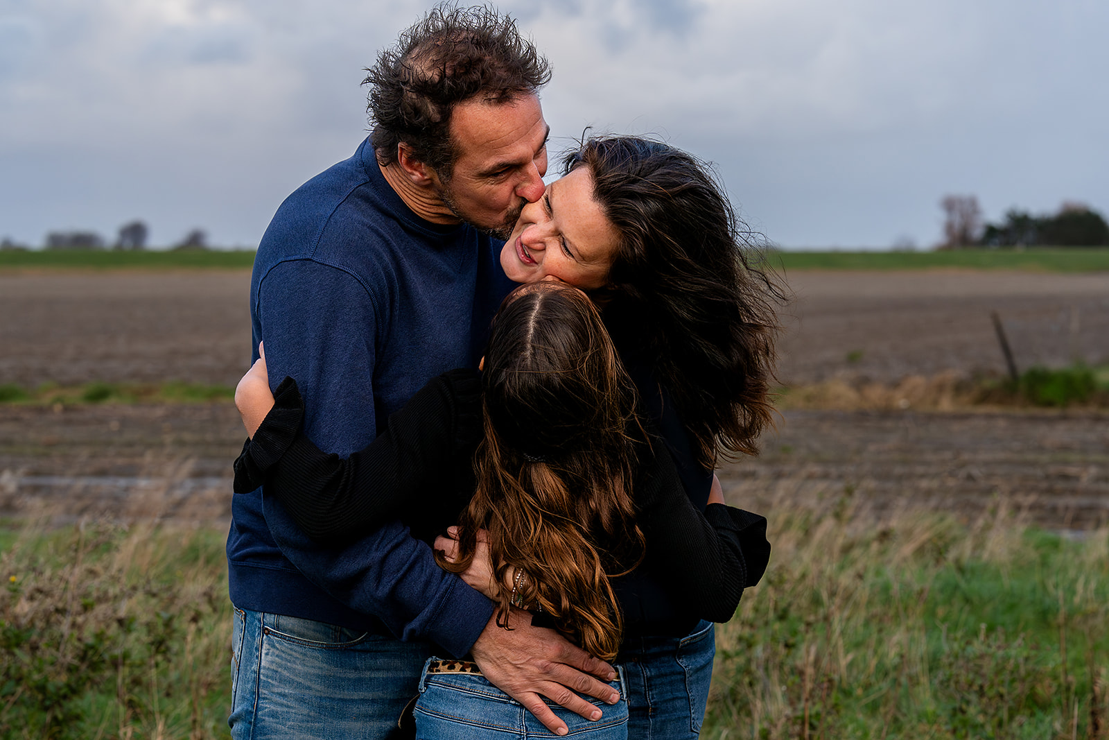 een gezinsknuffel tijdens de familiefotoshoot