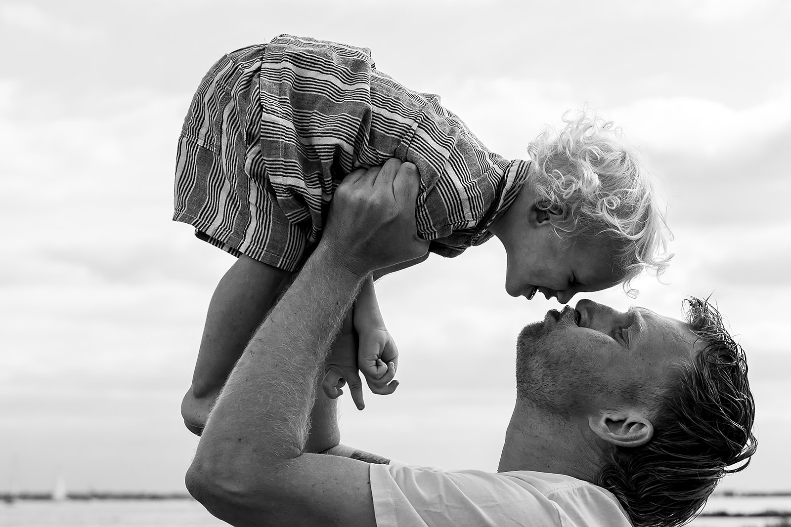vader en zoon moment tijdens familiefotoshoot in zonnemaire