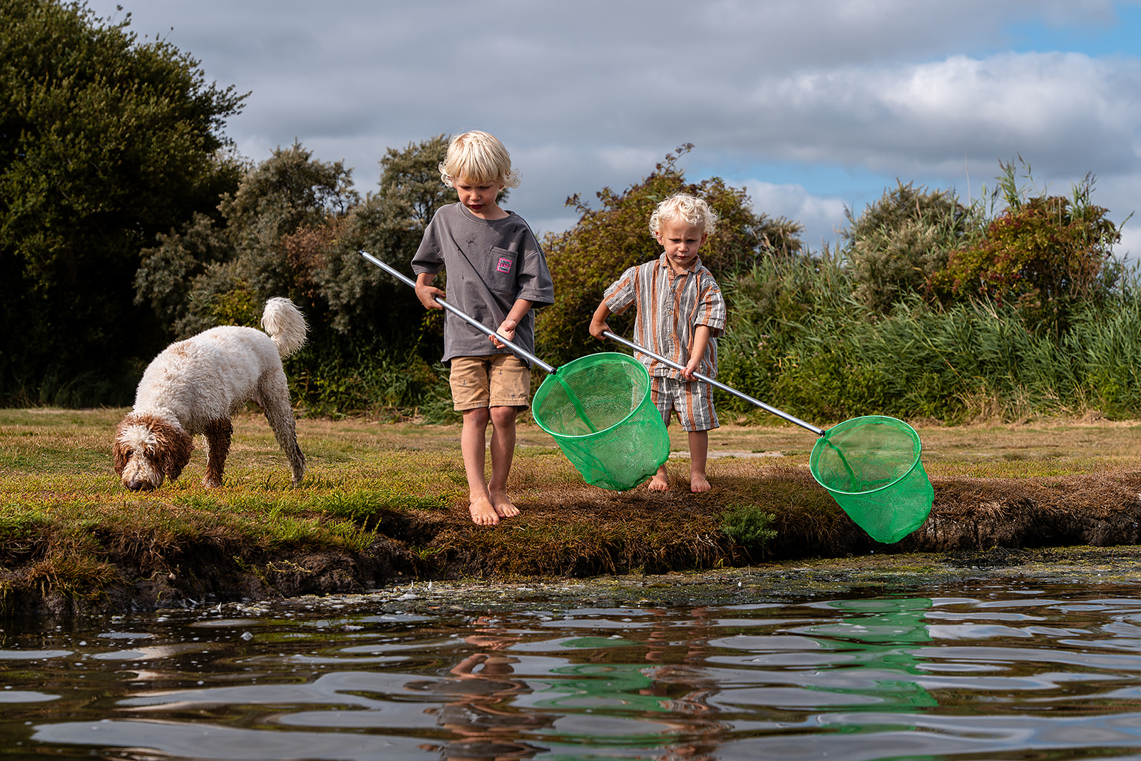 Samen krabben vangen tijdens de familiefotoshoot