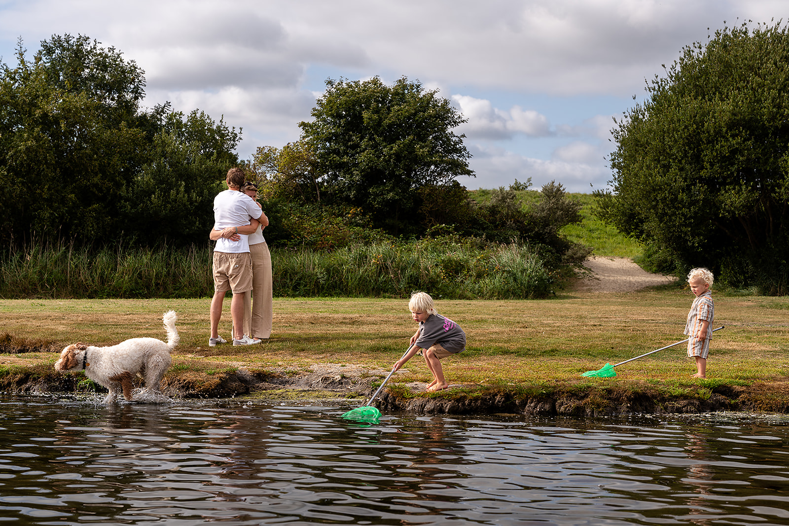 krabben vangen tijdens de familiefotoshoot