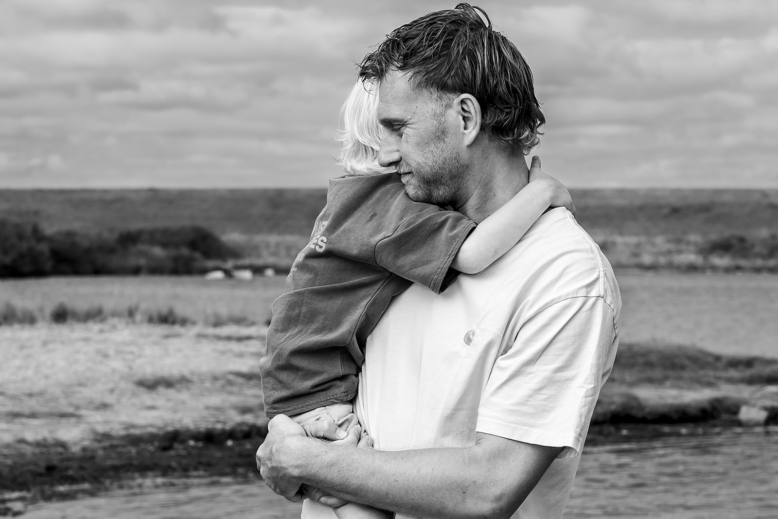 papa geniet van de knuffel van zijn zoon