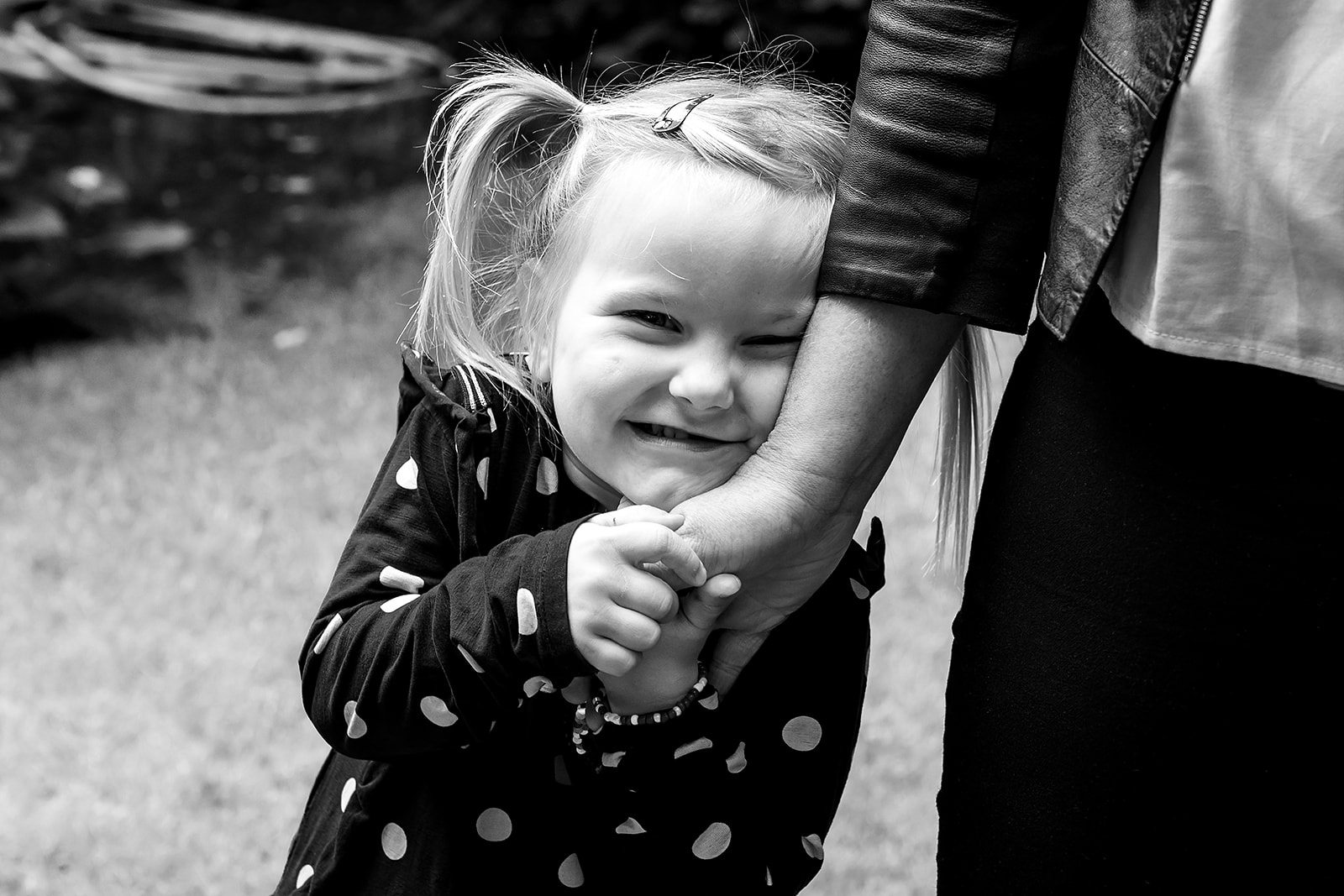 hand van mama vasthouden tijdens de familiefotoshoot