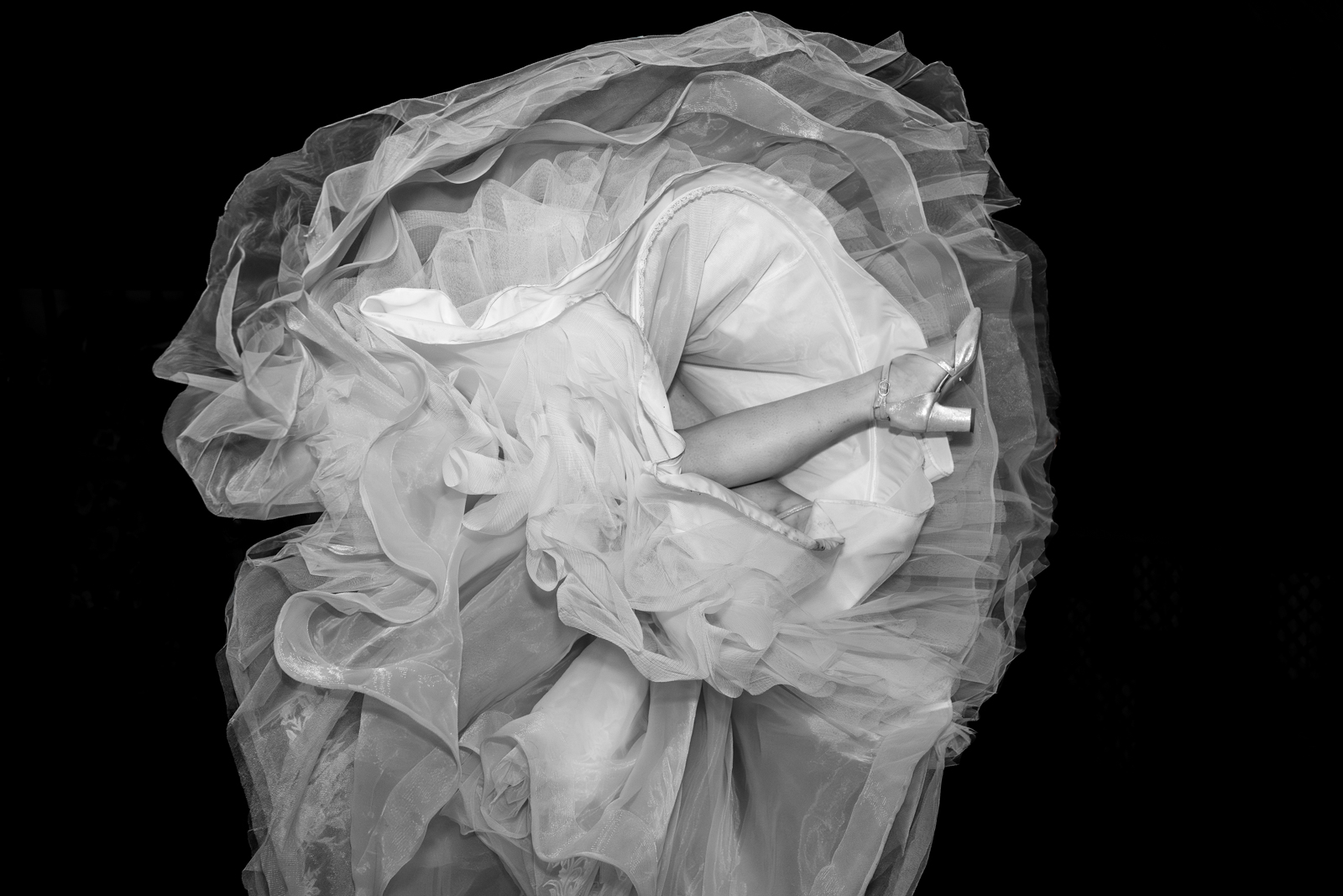 foto van een openingsdans op een bruiloft in zwart wit