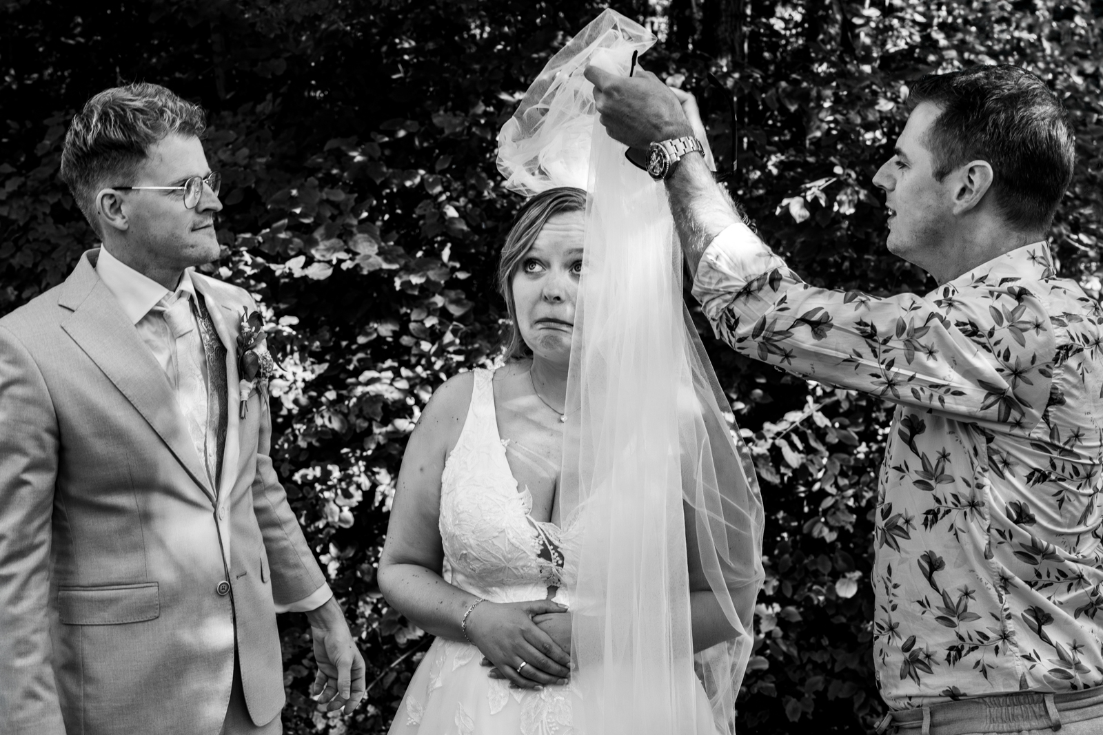 bruid met een geschoren blik omdat ze een beestje in haar sluier heeft