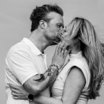 Koppelfotografie in Zierikzee: stel kust elkaar in de wind