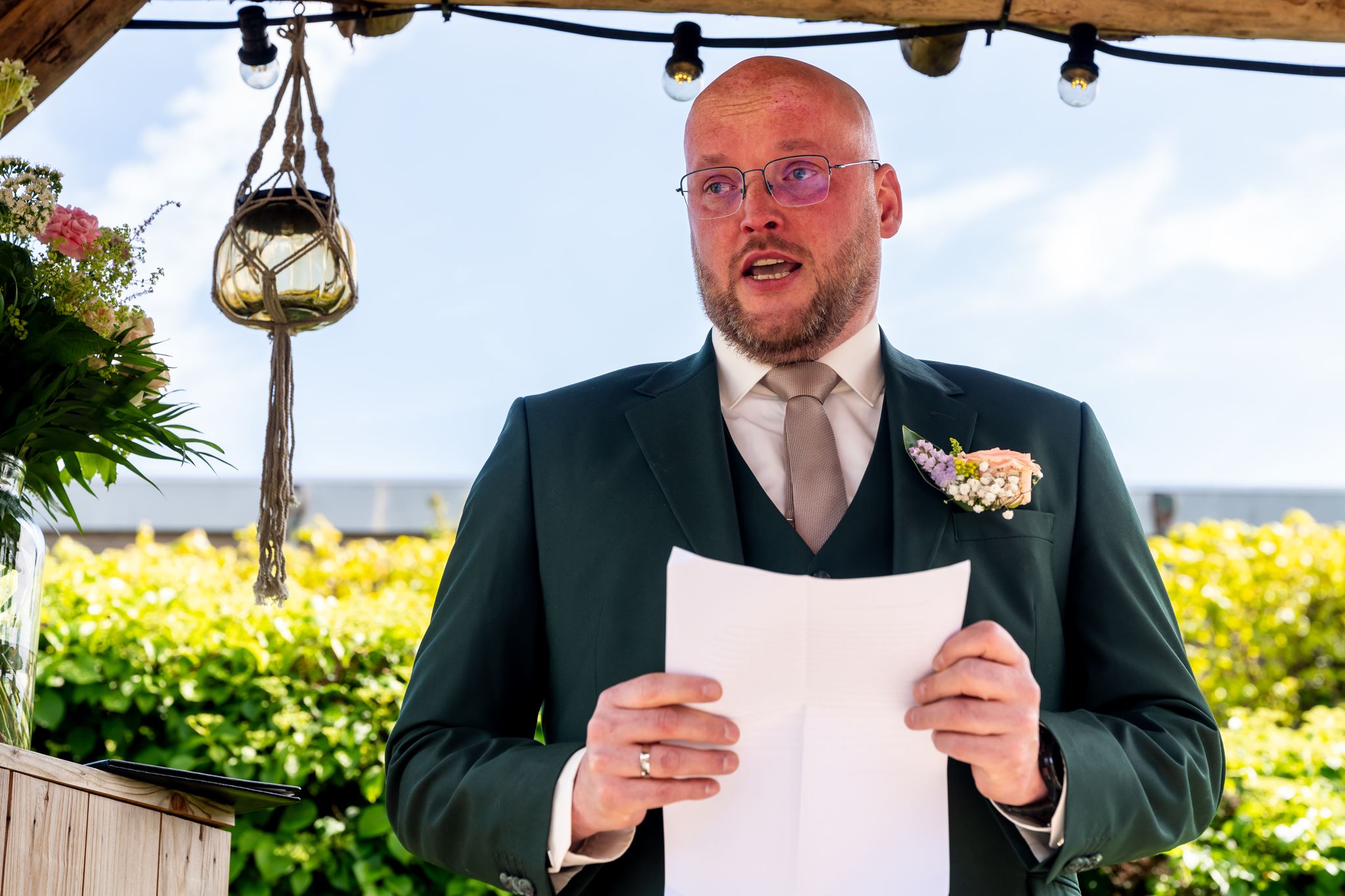 Bruidegom leest zijn gelofte voor tijdens de ceremonie bij De Brasserij in Delft, documentaire trouwfotografie