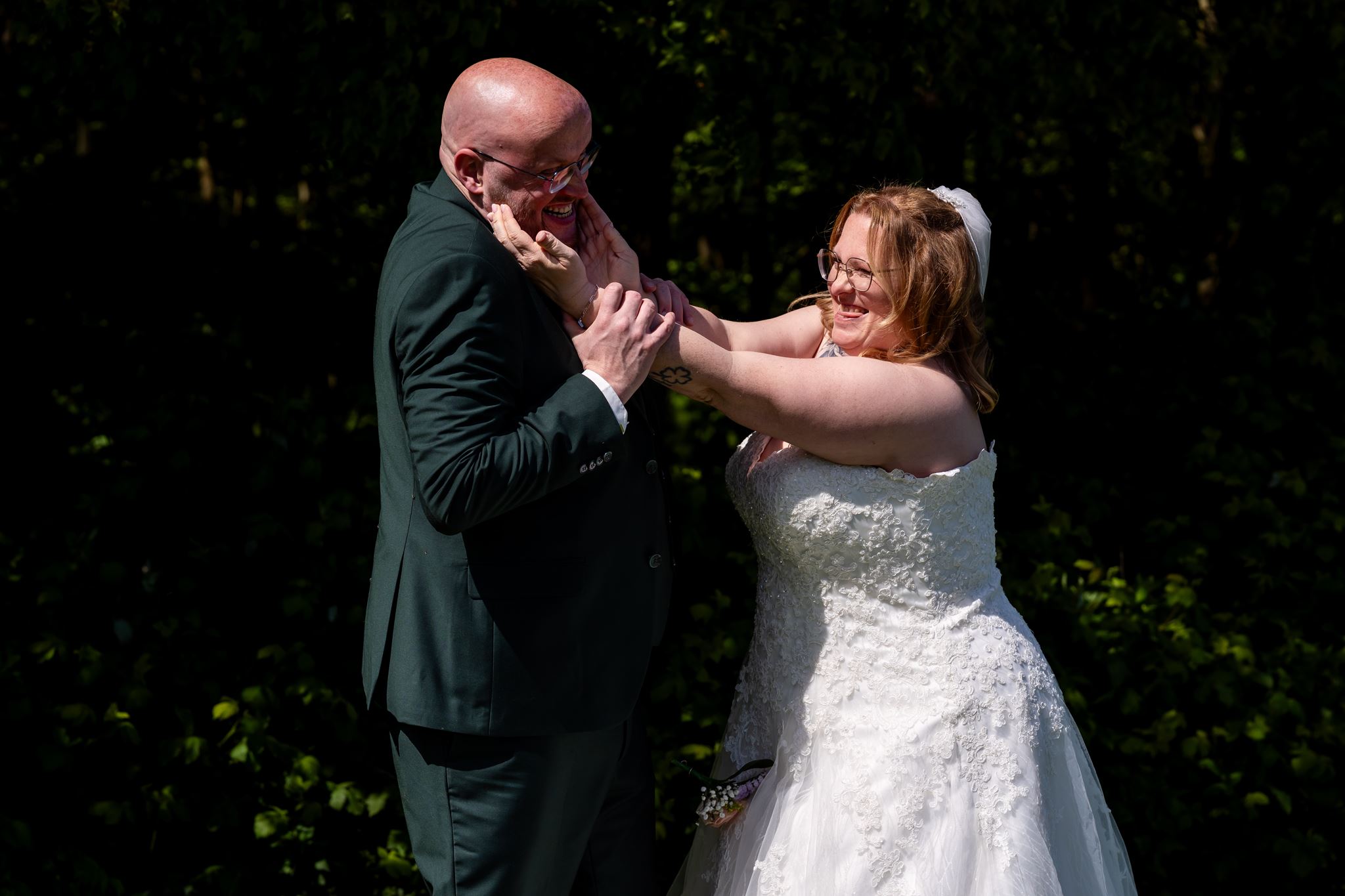 Bruid en bruidegom dansen samen tijdens de fotoshoot in het Delftse Hout, documentaire trouwfotografie