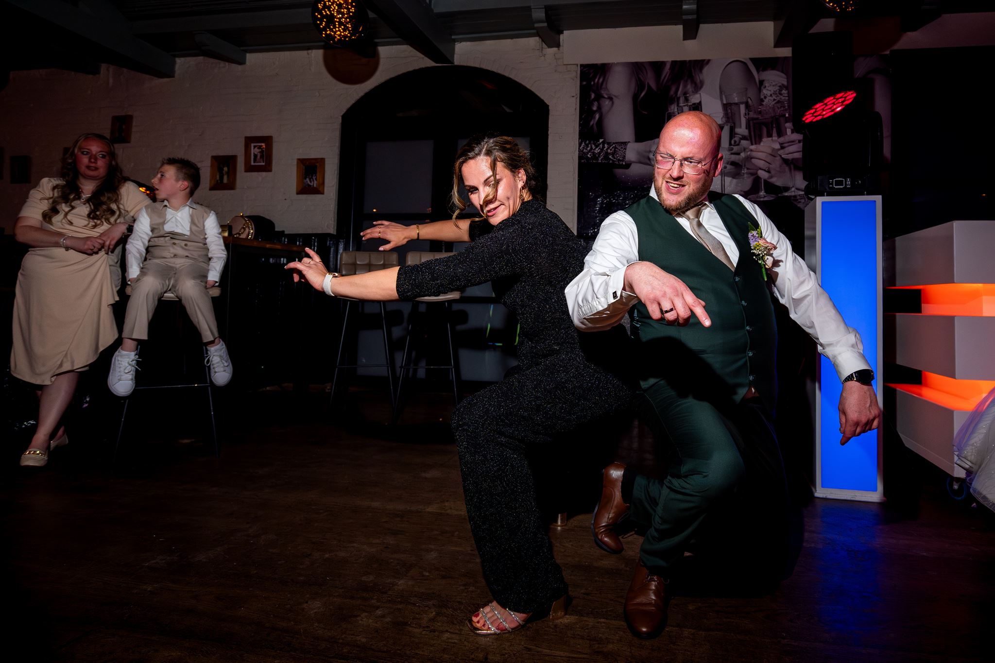 Gasten dansen tijdens het bruiloftsfeest in Delft, documentaire trouwfotografie