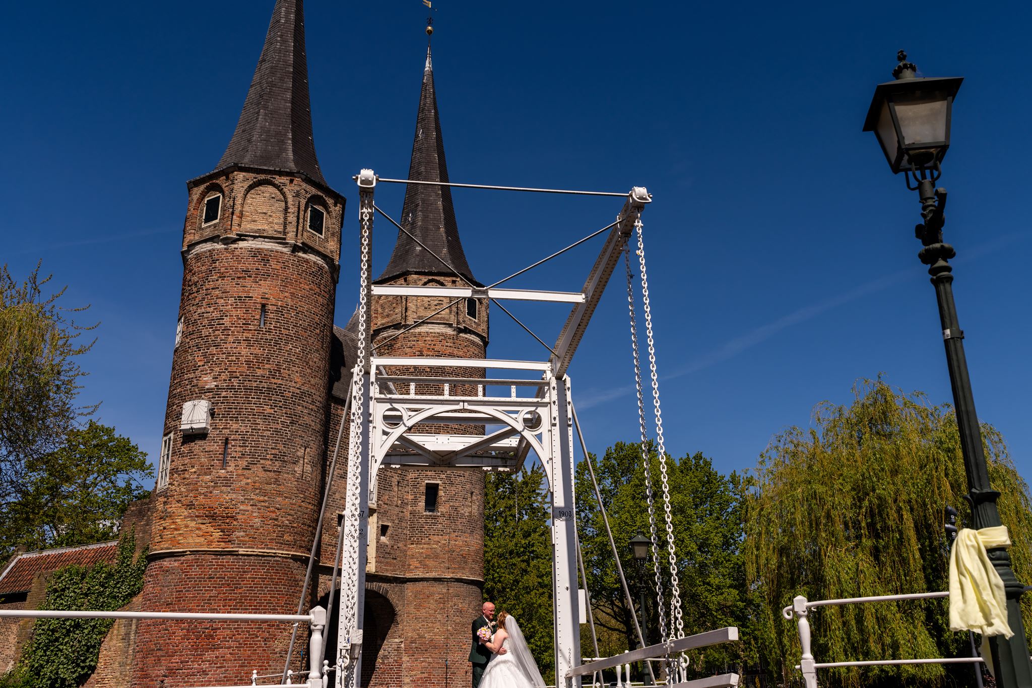 De Poort van Delft op de trouwdag, sfeerbeeld bij documentaire trouwfotografie in Delft