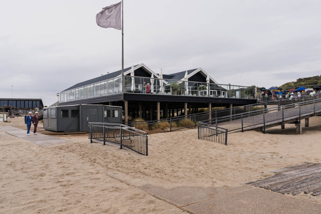 Strandtent Our Seaside aan het strand van Renesse op een regenachtige trouwdag