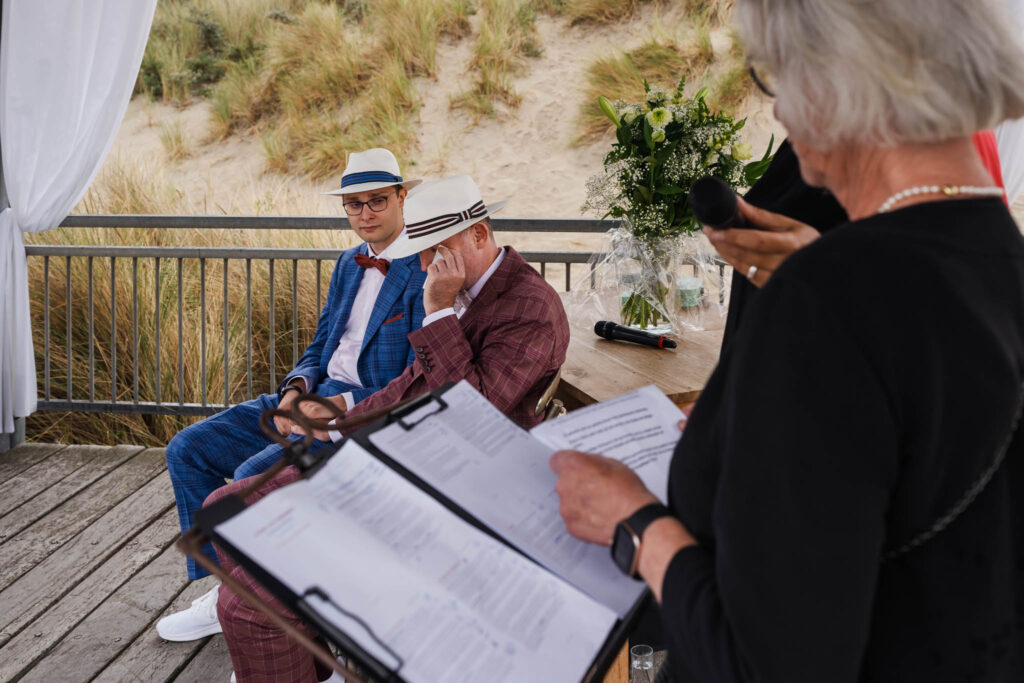 Ceremoniespreker voor de bruidegoms bij de duinen van Renesse