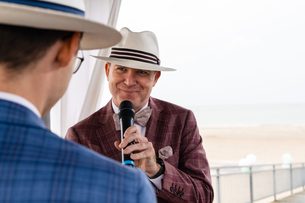 Bruidegom spreekt zijn eigen gelofte uit tijdens de strandceremonie in Renesse