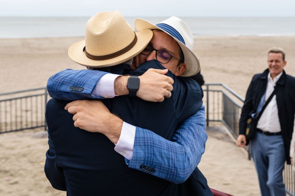 Hartelijke omhelzing tijdens de felicitaties aan het strand van Renesse