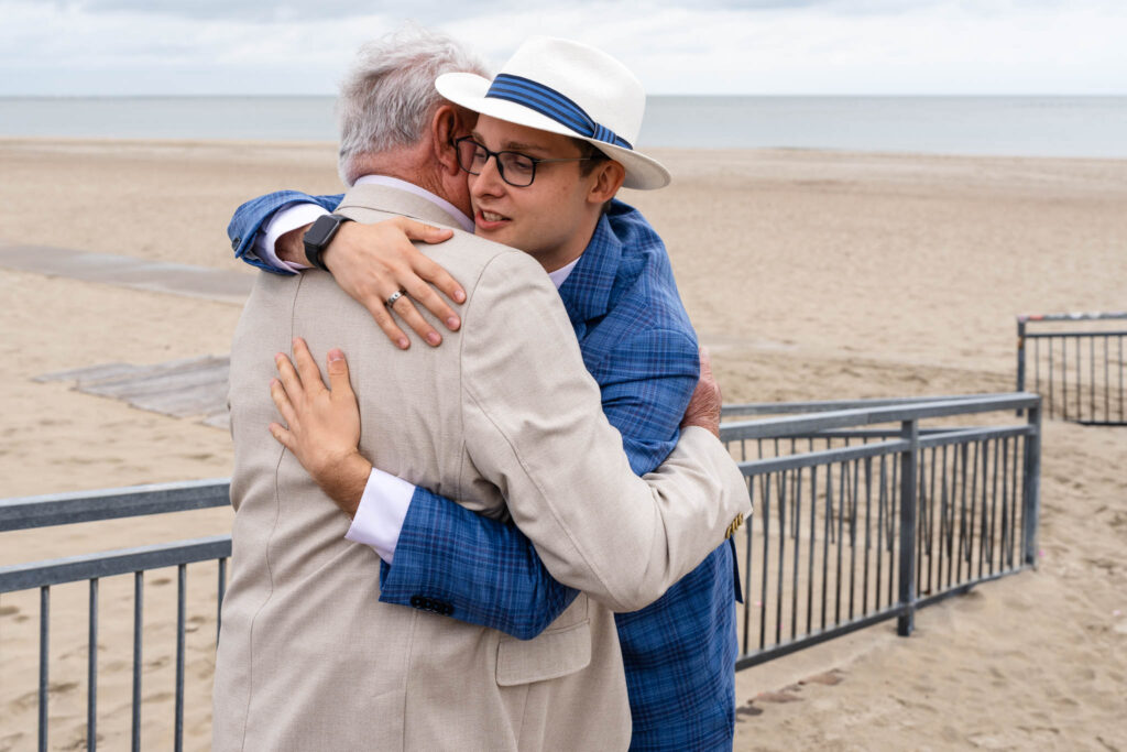 Omhelzing tijdens de felicitaties aan de Zeeuwse kust