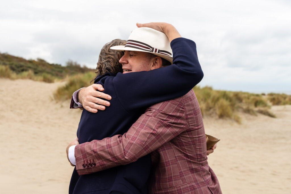 Stevige knuffel tijdens de felicitaties bij de duinen van Renesse