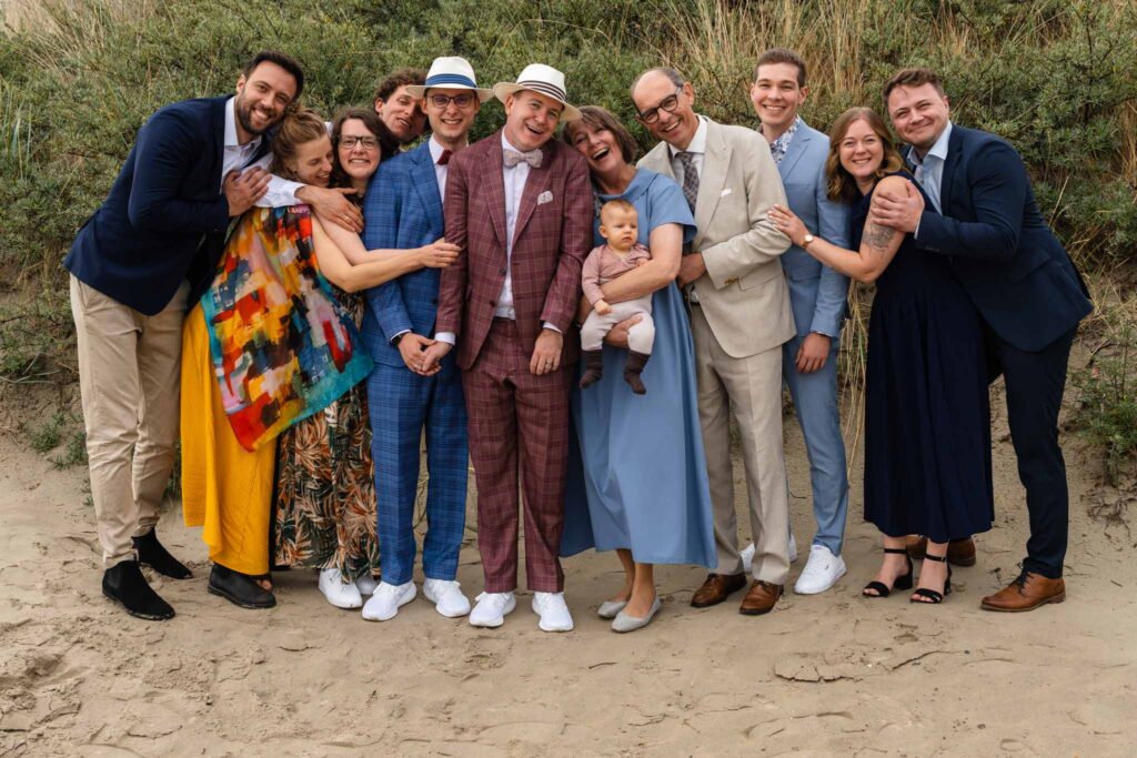 Groepsfoto met vrienden en familie in de duinen aan de Zeeuwse kust