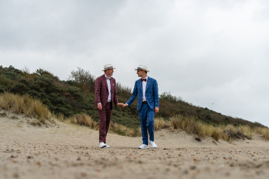 Bruidegoms op het strand bij de duinen van Renesse tijdens de couplefotoshoot