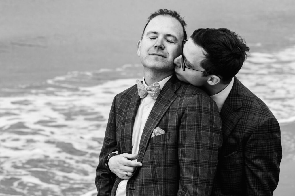 Bruidegoms bij de branding van Renesse, zwart-wit couplefotoshoot