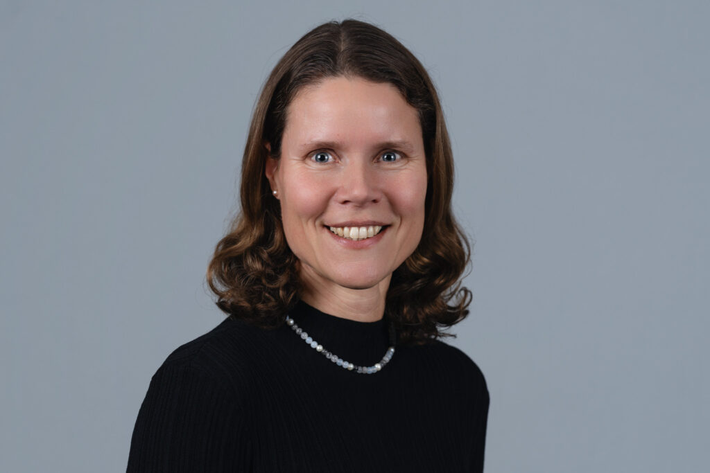 Zakelijk portret van een lachende vrouw met halflang haar, Schouwen-Duiveland