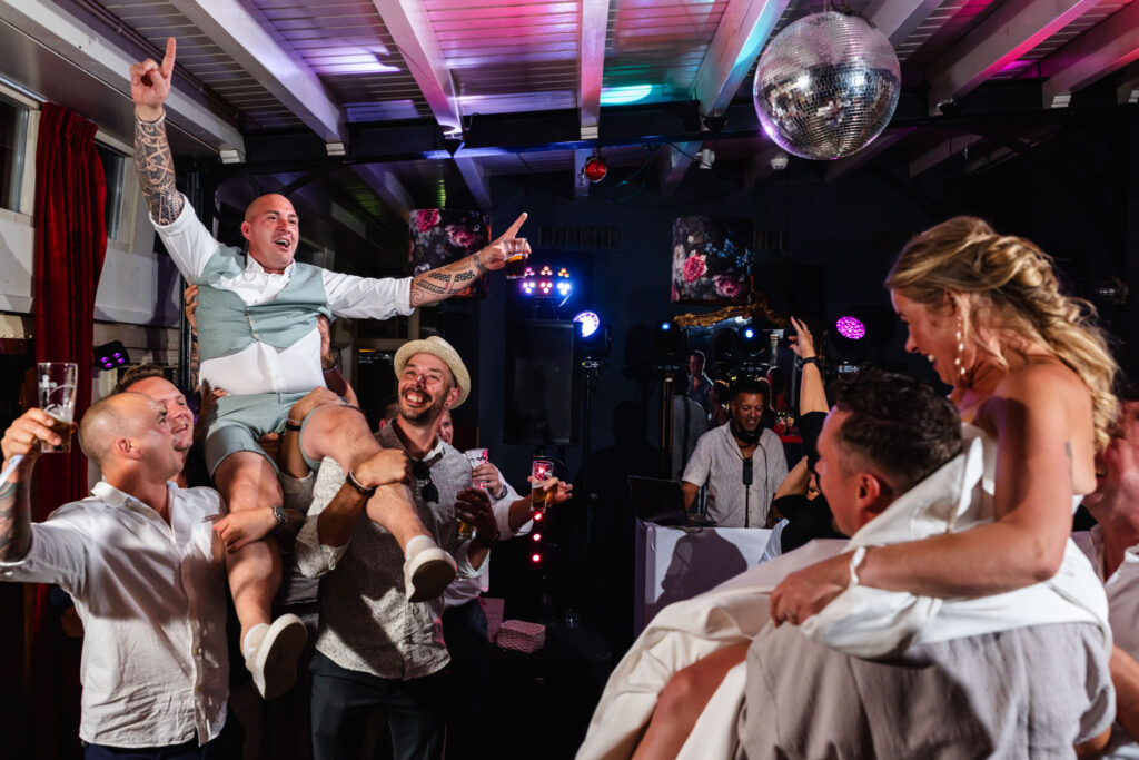 Feest op de dansvloer met het bruidspaar en gasten in Valkenburg, documentaire trouwfotografie