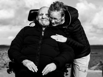 Documentaire familie- en koppelfotografie: liefdevolle omhelzing